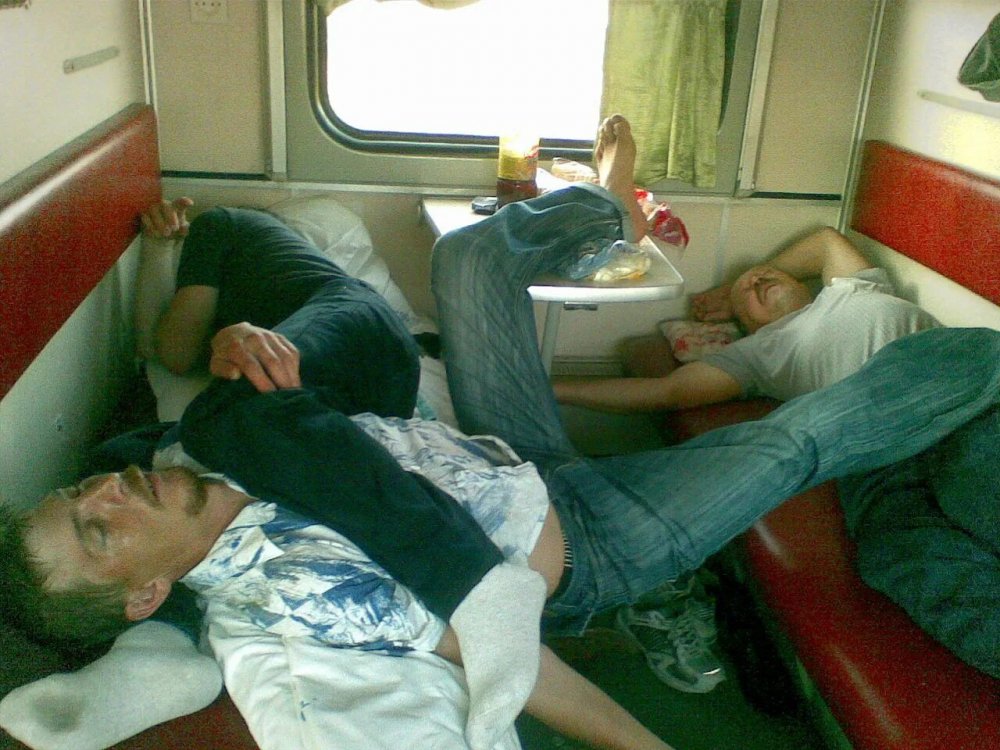 Парень спит в поезде