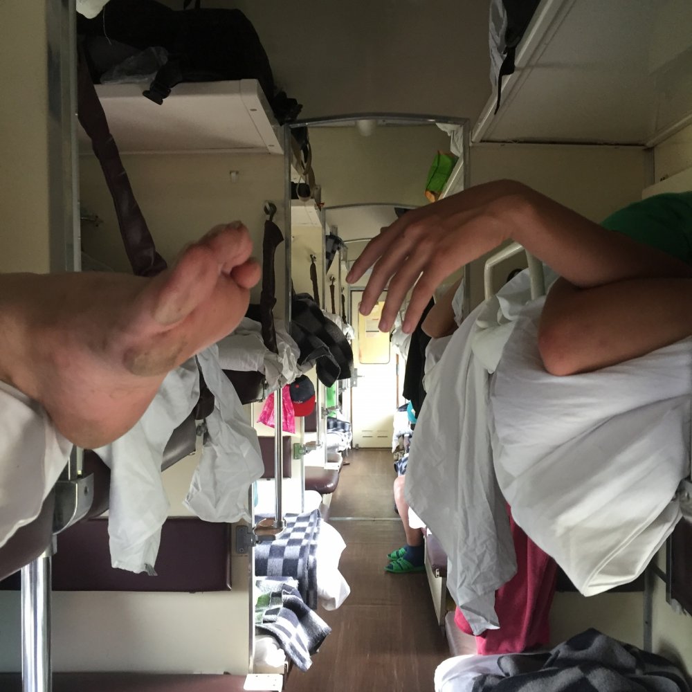 Ноги в плацкартном вагоне