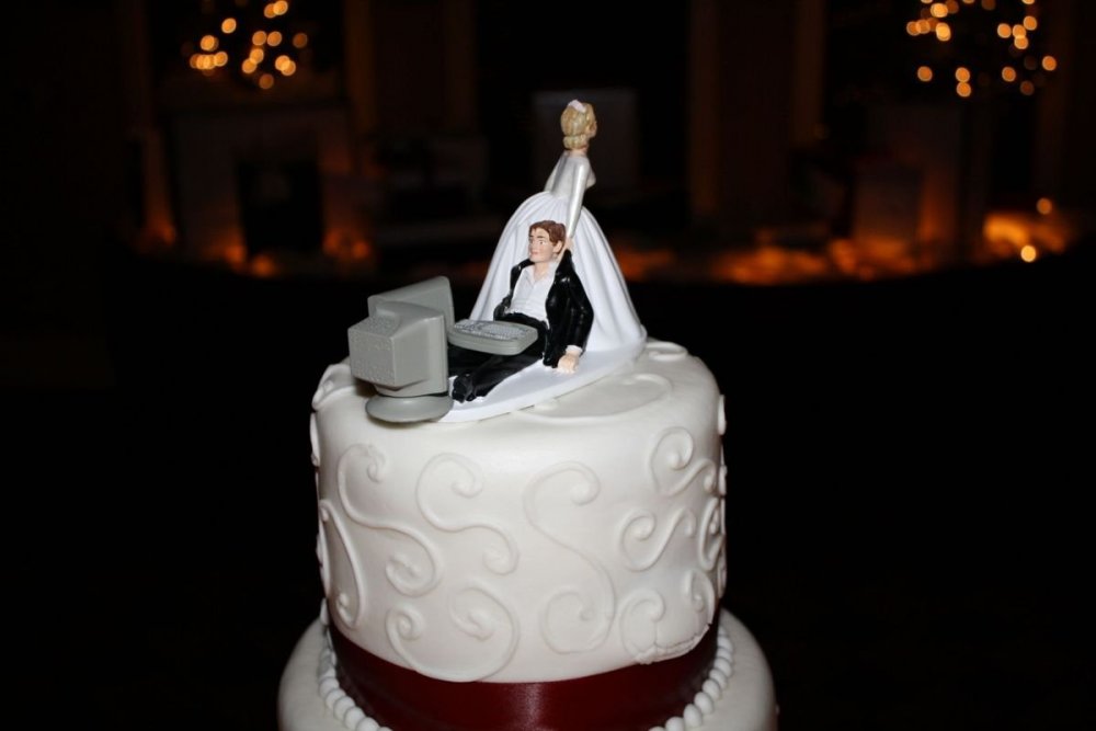Торт свадебный одноярусный с женихом и невестой