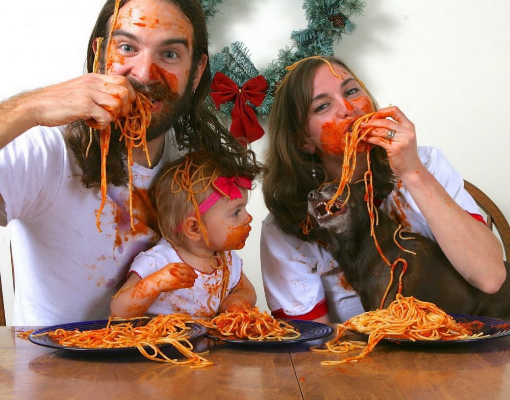 Семья ест спагетти