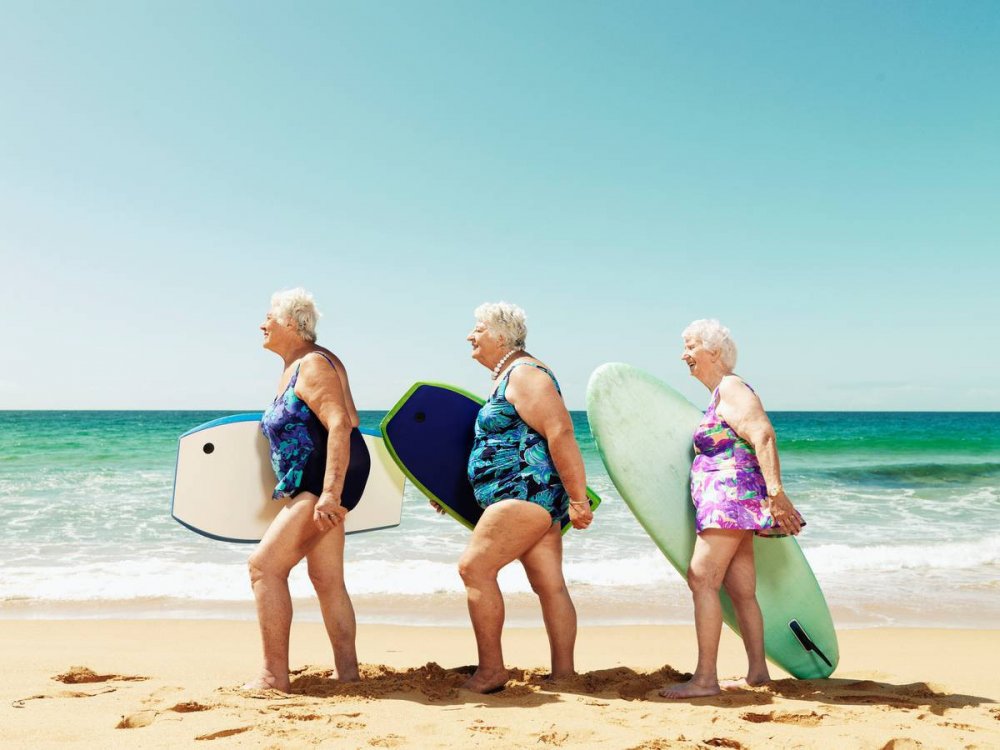 Пожилые люди на пляже