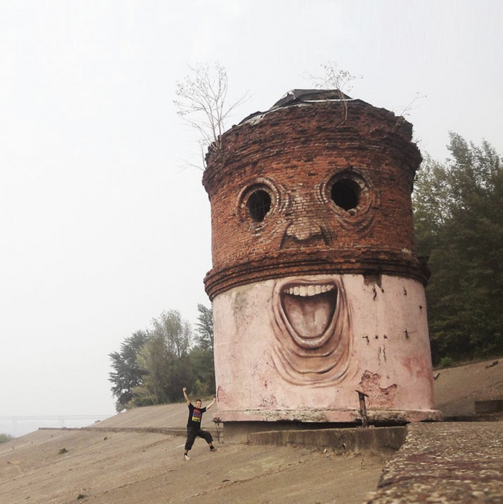 Водонапорная башня с граффити в Нижнем Новгороде