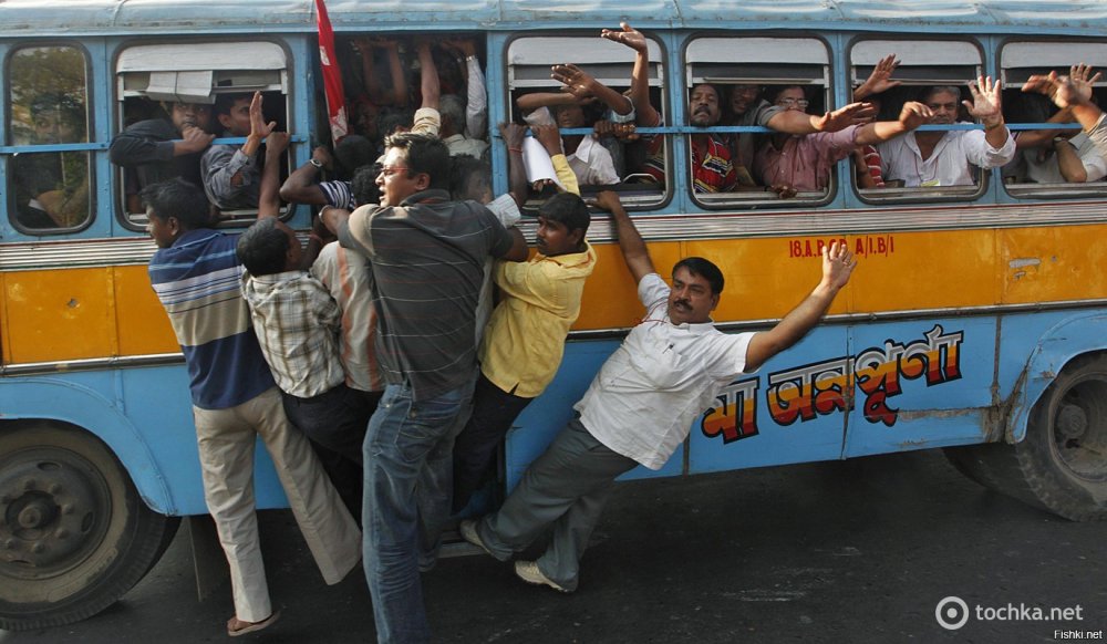 Люди падают в пропасть с автобуса Индия