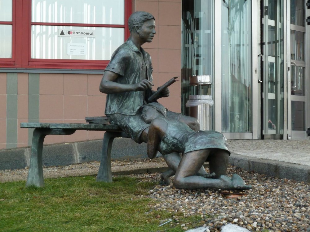 Скульптура лавочка порока в Праге