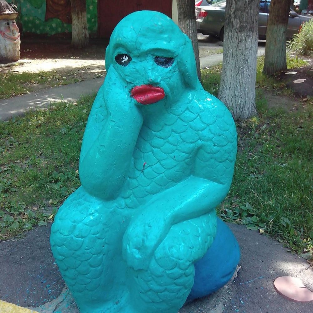 Страшные статуи на детских площадках