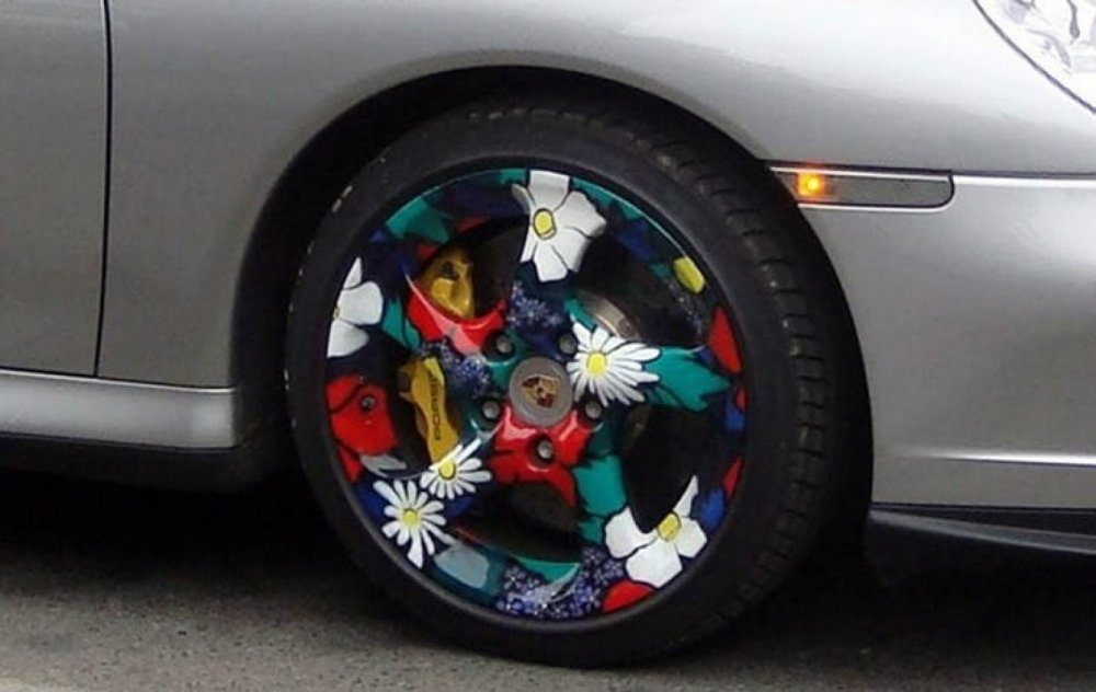 Разноцветные диски на авто