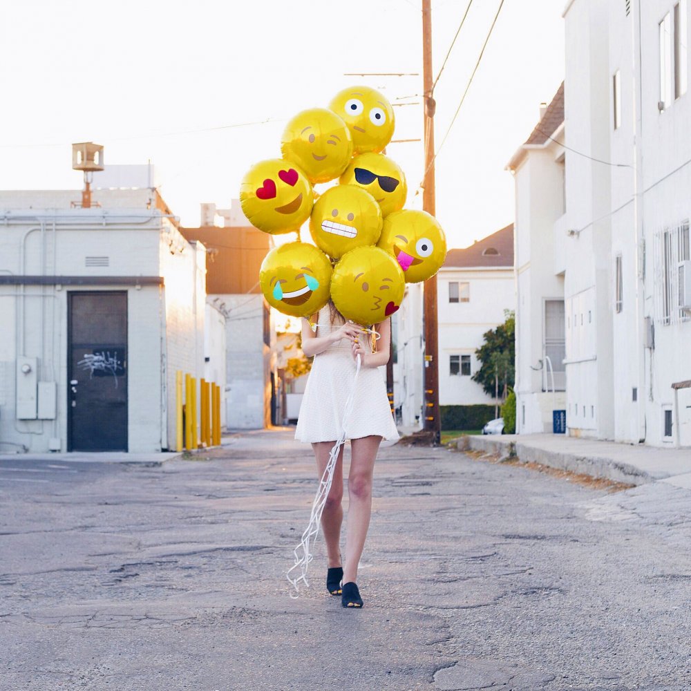 Девушка с желтыми шарами