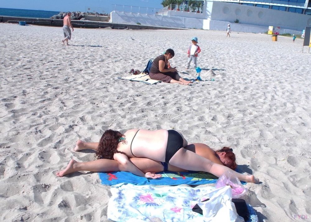 Люди на пляже смешно
