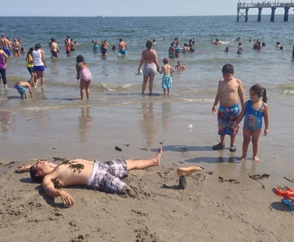 Смешные люди на пляже черного моря
