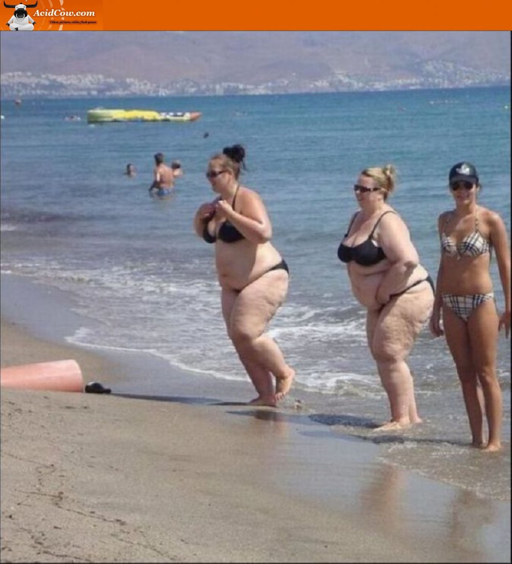 На пляже женщины смешное