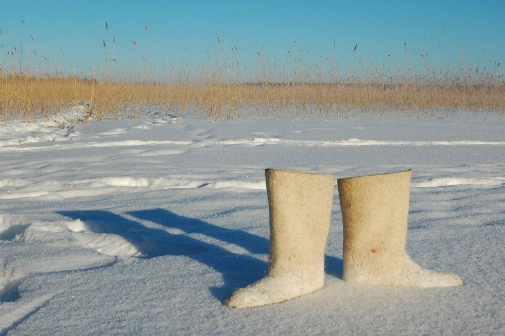 Ноги в валенках на снегу