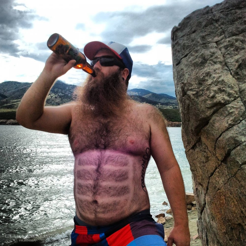 Бородатый мужик с пивом