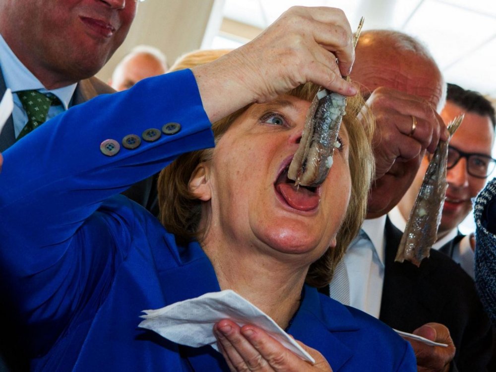 Ангела Меркель ест селедку