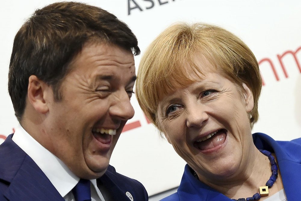 Меркель смеется