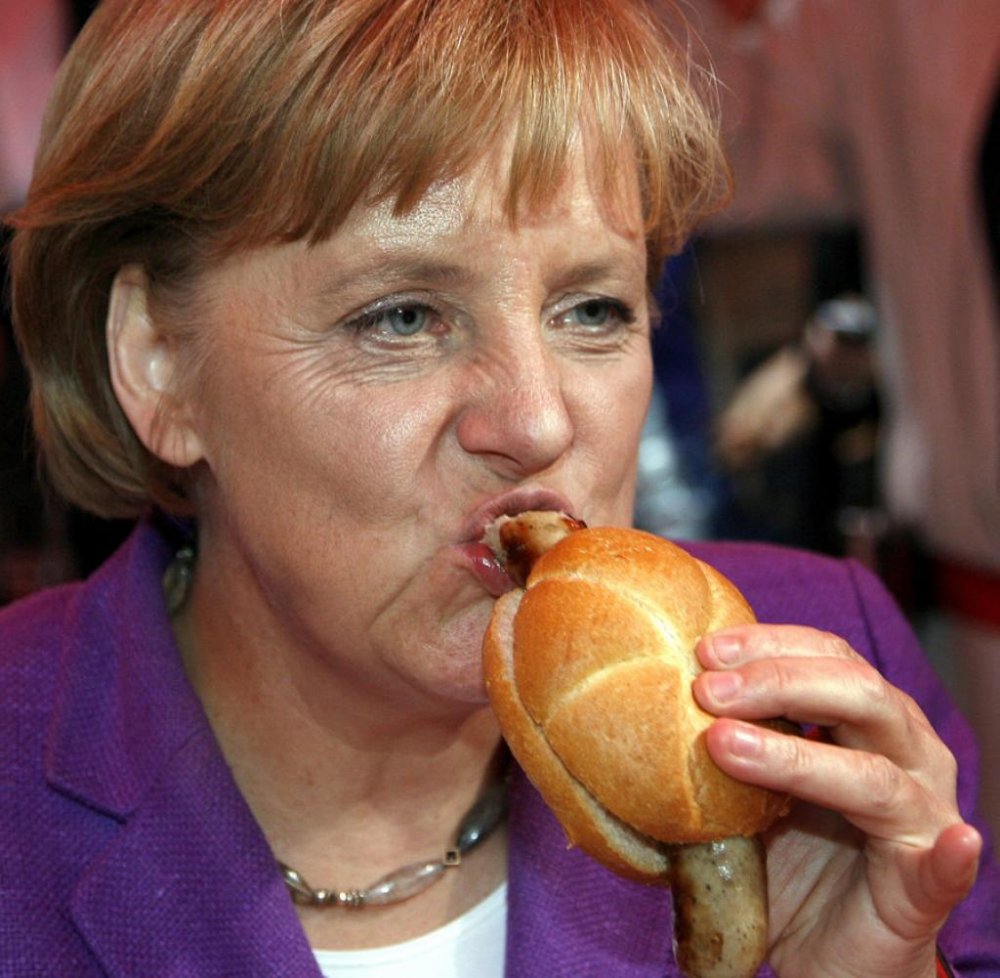 Ангела Меркель кушает