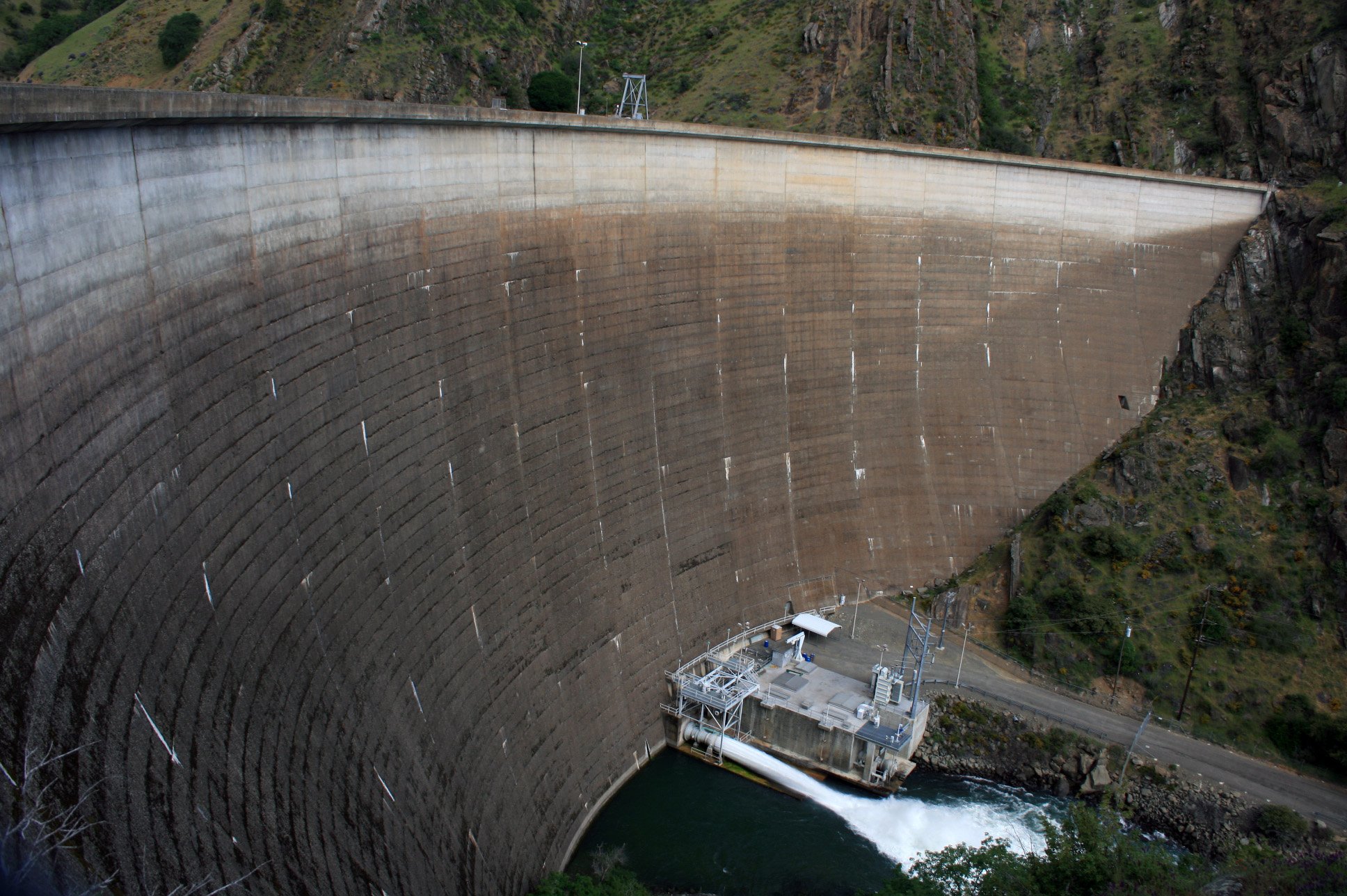 Создание крупных водохранилищ приводит к понижению уровня. Плотина Монтичелло Калифорния. Водосток плотины Монтичелло. Плотина Монтичелло дыра. Водосброс Монтичелло.