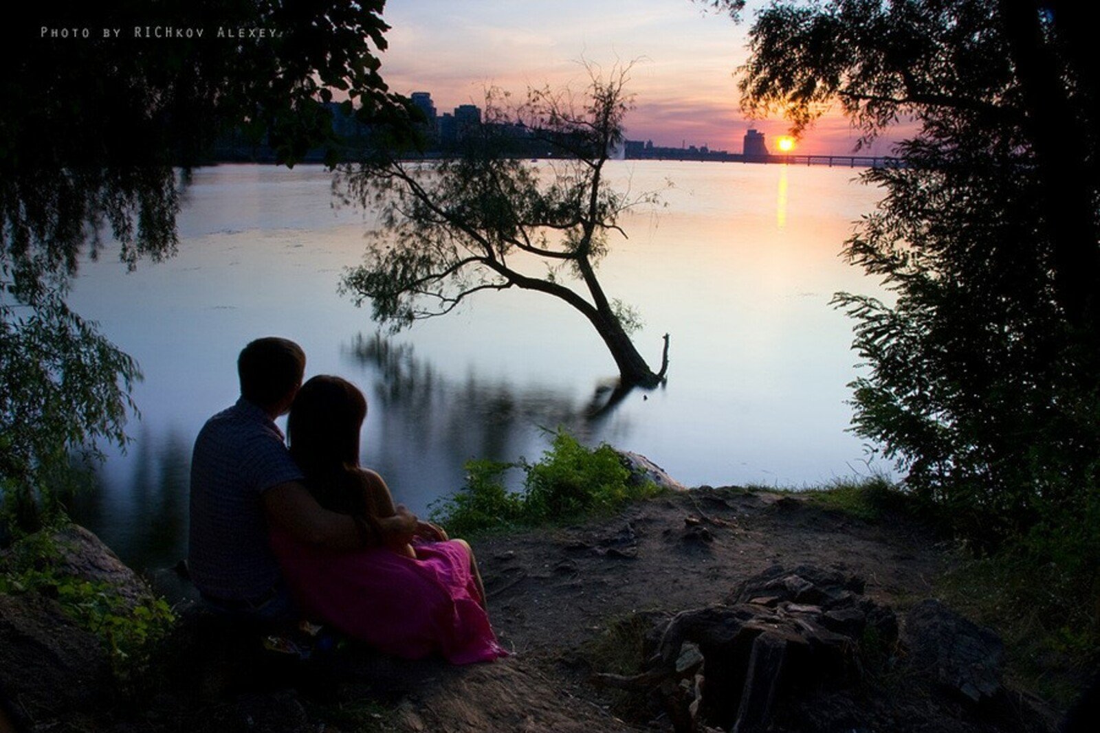 Первая ночь у берега. Влюбленные на речке. Двое на берегу реки. Влюбленные на берегу реки. Влюбленная пара на берегу реки.