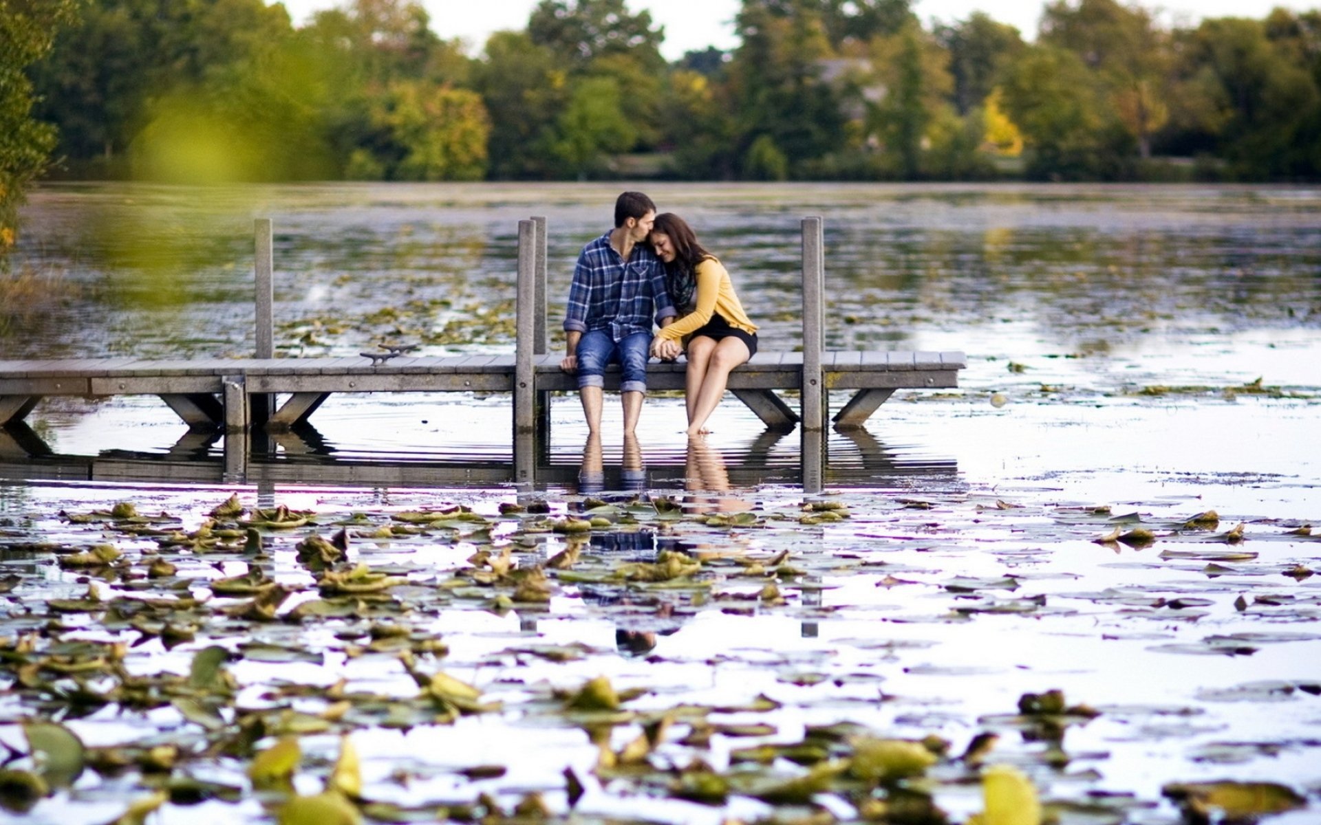 Песня на другом берегу реки. Фотосессия на озере. Двое на берегу реки. Влюбленные на берегу озера. Влюбленные на берегу реки.