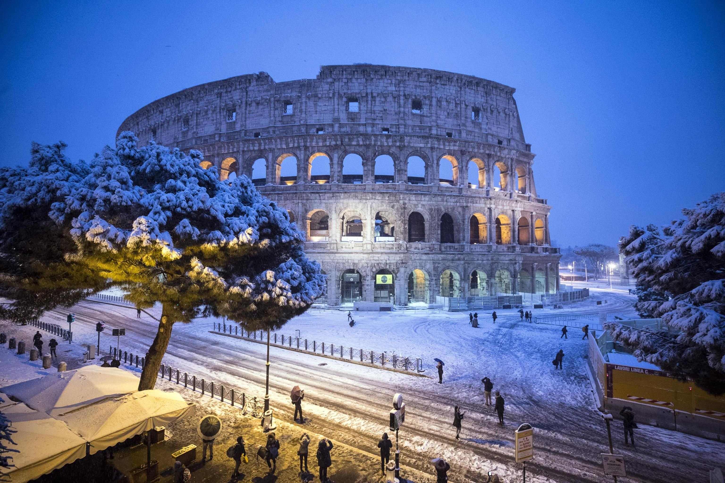 Где зима мягкая. Заснеженный Колизей Рим. Италия Рим зима. Римини Италия зима. Рим Италия зимой.