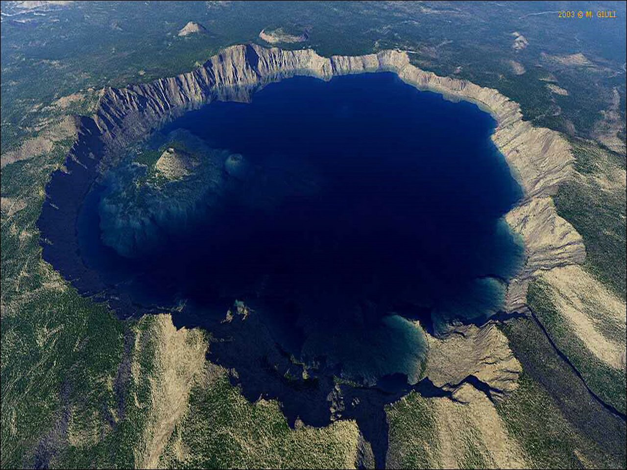 Озеро имеет глубину 20. Кратерное озеро Крейтер. Кратерное озеро в Орегоне. Озеро Крейтер, штат Орегон, США. Озеро Крейтер – самое глубокое в США.