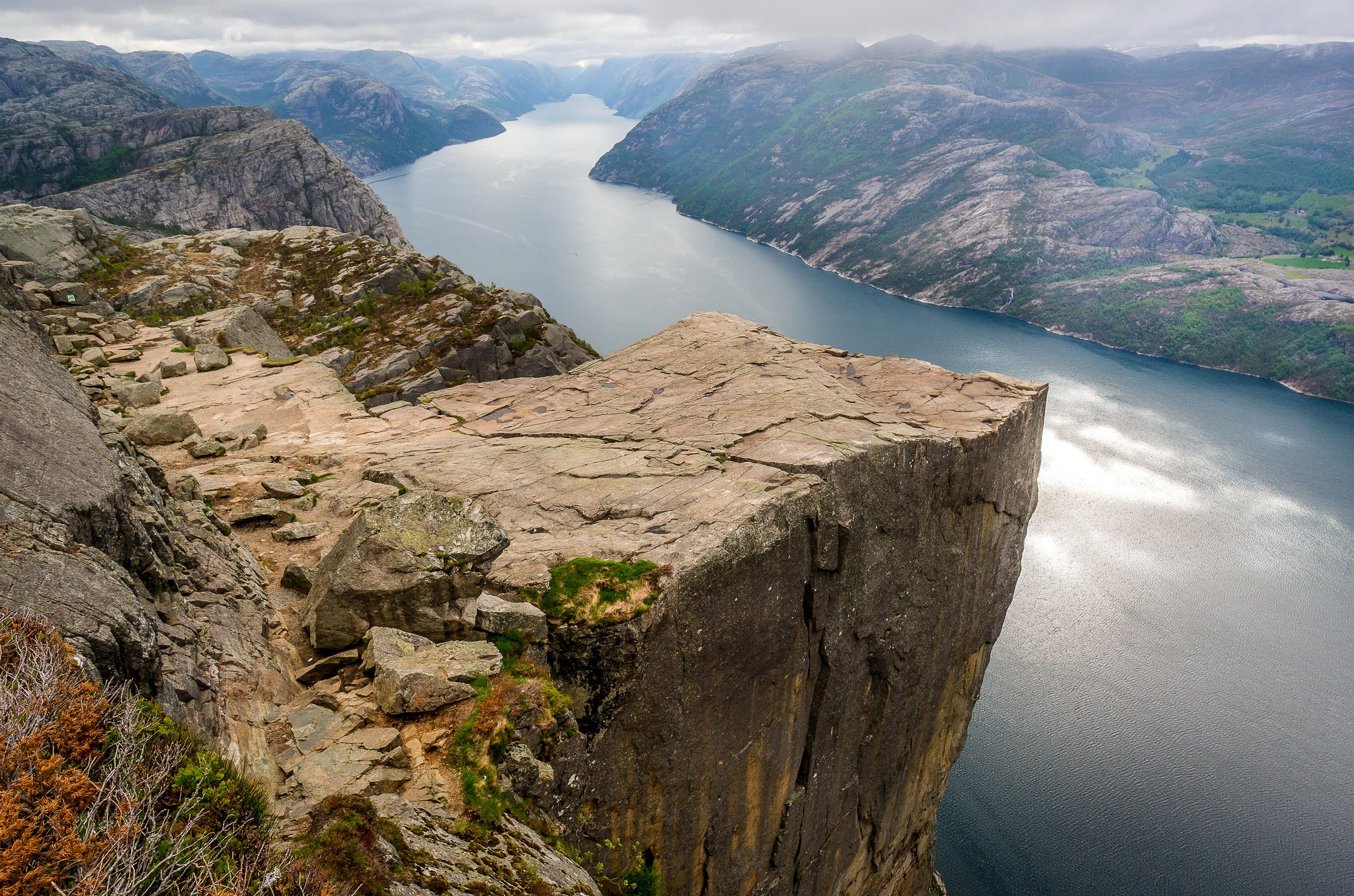 Внизу над рекой. Скала Прекестулен Норвегия. Люсе-Фьорд Норвегия Прекестулен. Прекестулен — гигантский каменный утёс.. Утес Прекестулен Норвегия без людей.