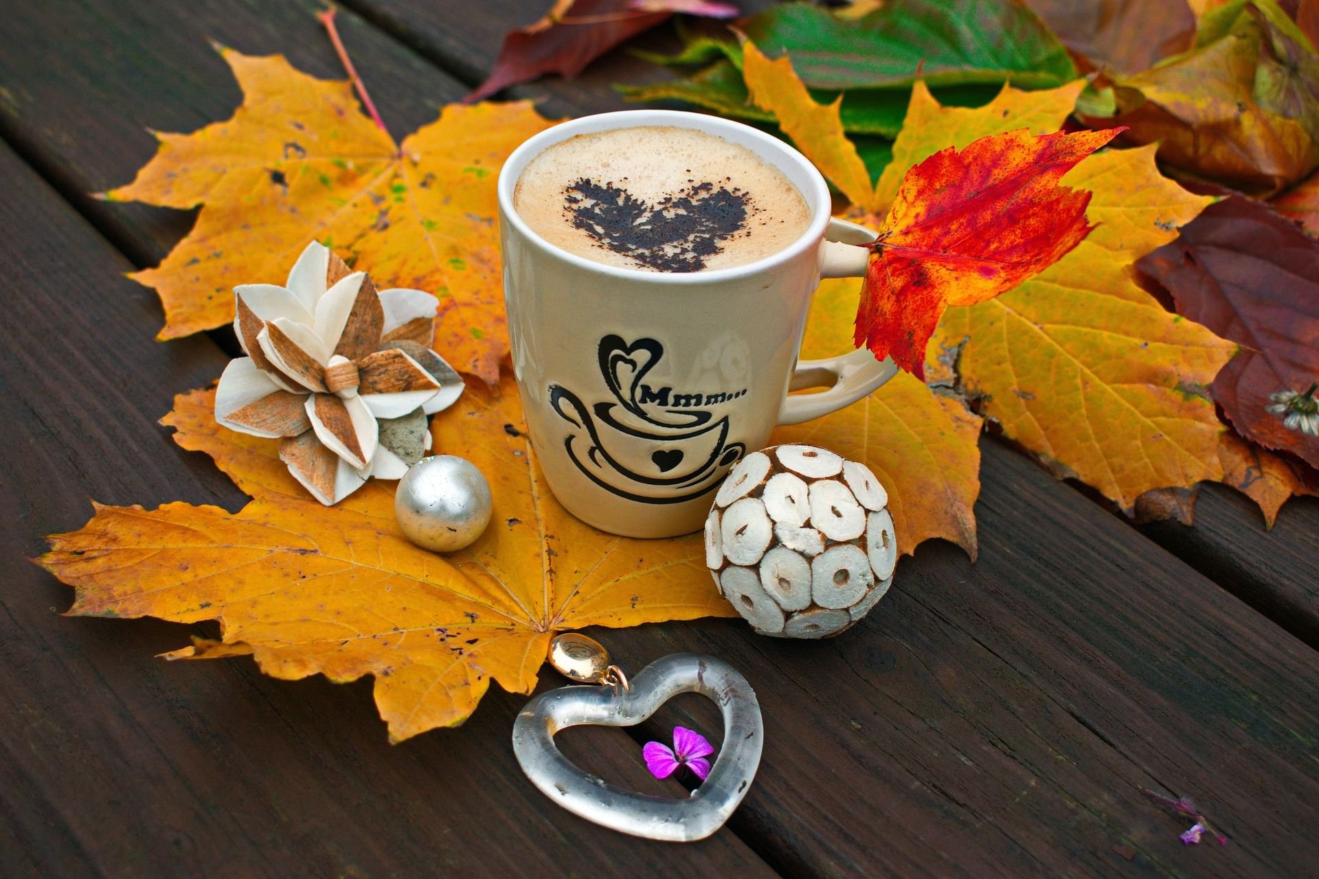 Осеннее кофе. Осенний кофе. Осень кофе. Осеннее утро и кофе. Осень Кружка кофе.