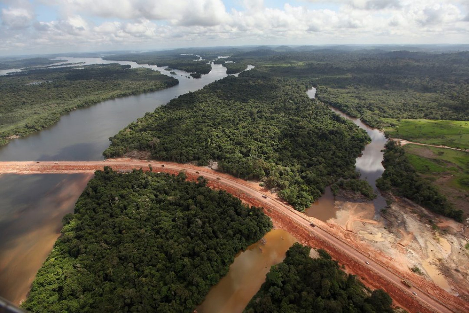 Самая полноводная река бразилии. Река Амазонка река. Бразилия Амазонка. Южная Америка река Амазонка. Амазонка река Укаяли.