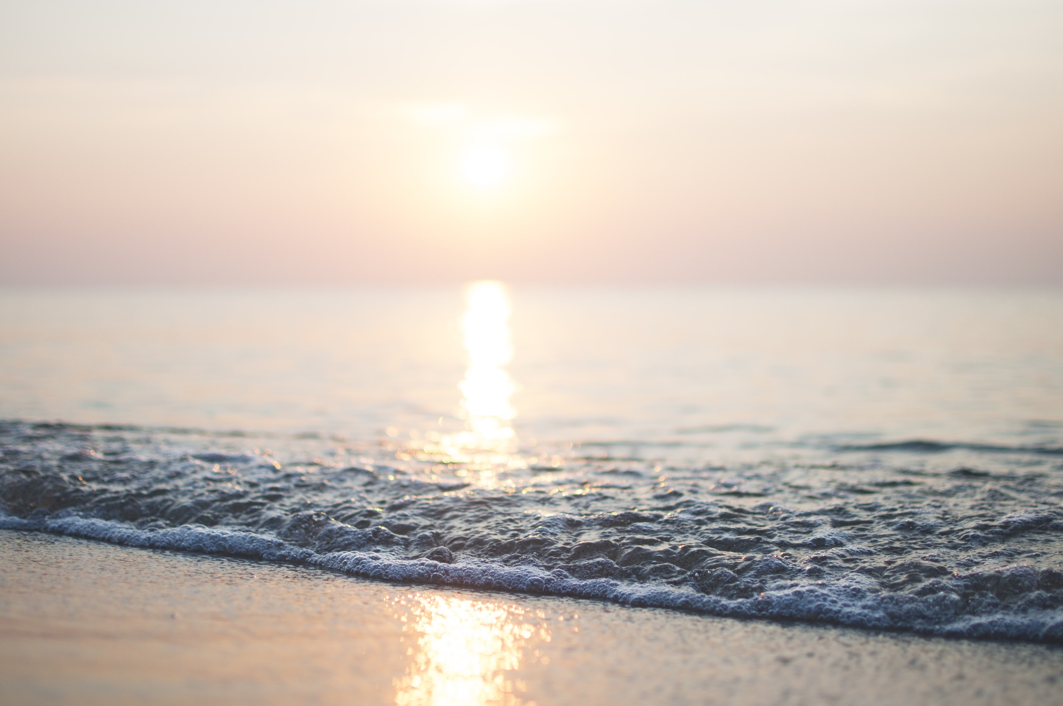 Спокойное фото. Рассвет на море. Утреннее море. Солнце пляж. Раннее утро на море.