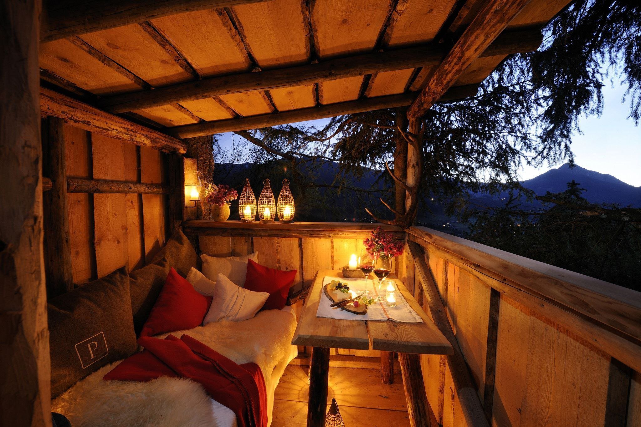Сон беседка. Уютный домик. Уютный домик в горах. Терраса с видом на природу. Уютное место на природе.