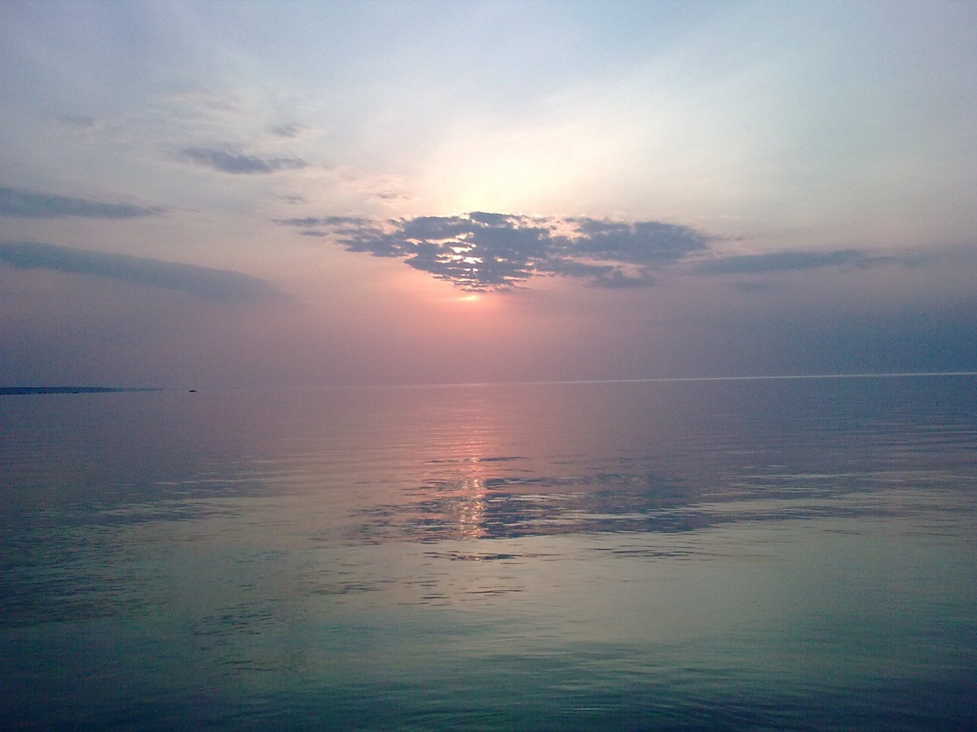 Спокойное фото. Азовское море в штиль. Штиль в тихом океане. Рассвет на море. Рассвет над морем.