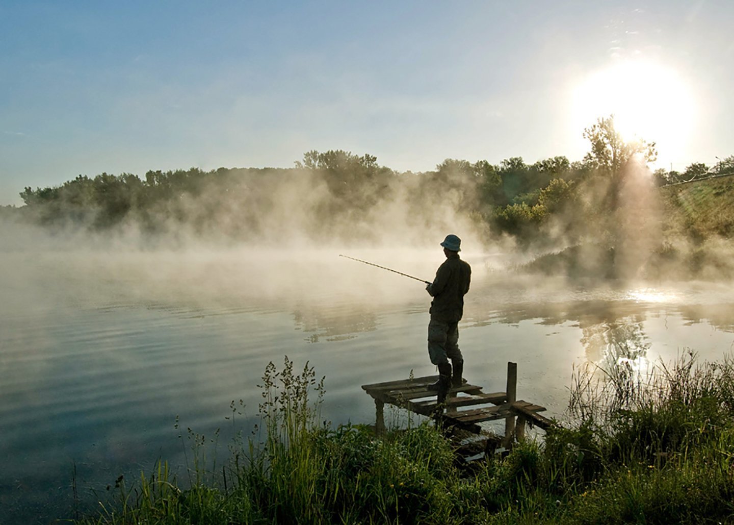 Рыбалка озеро летнее. Рыбак на озере. Рыбак на рассвете. Красивая природа рыбалка. Летняя рыбалка.