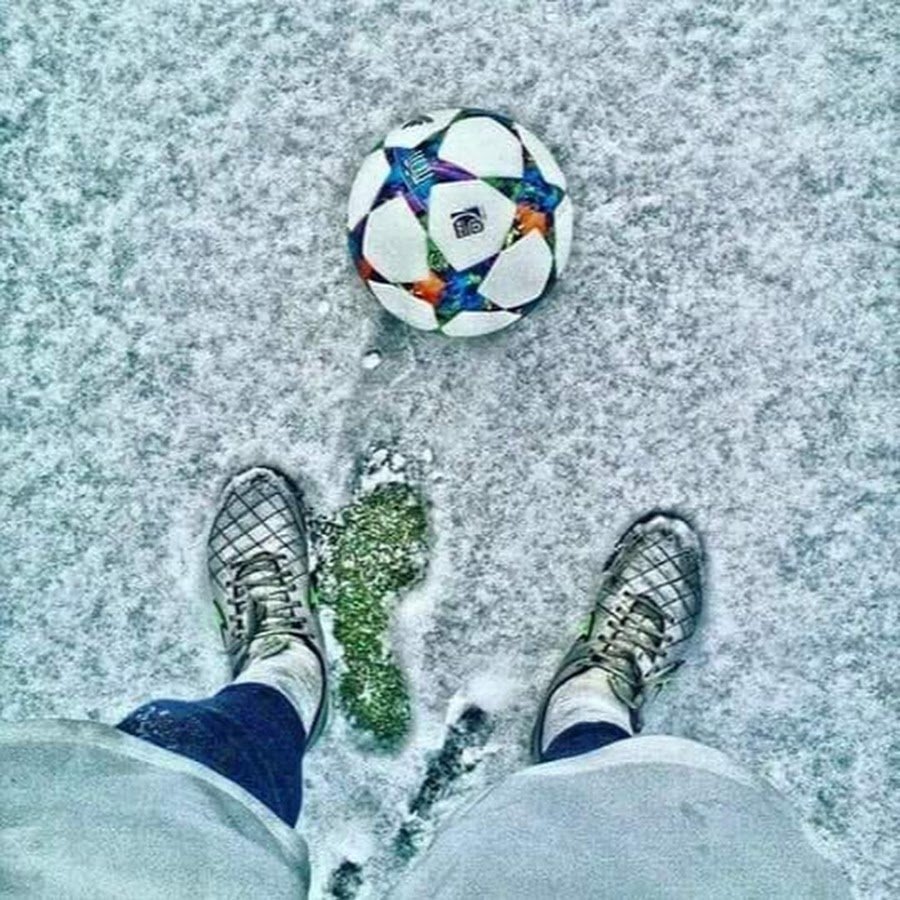 Зимний футбол на снегу