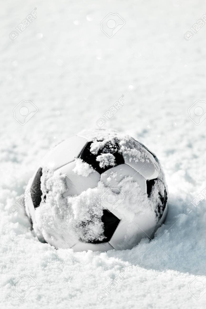 Футбольный мяч из снега