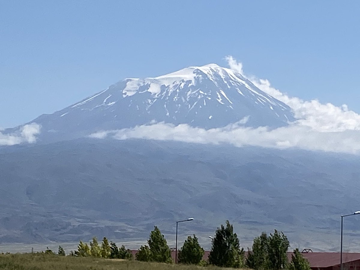 Гора арарат в армении или в турции. Гора Арарат со стороны Турции. Гора Масис со стороны Турции. Вид горы Арарат со стороны Турции. Гора Масис Армения.