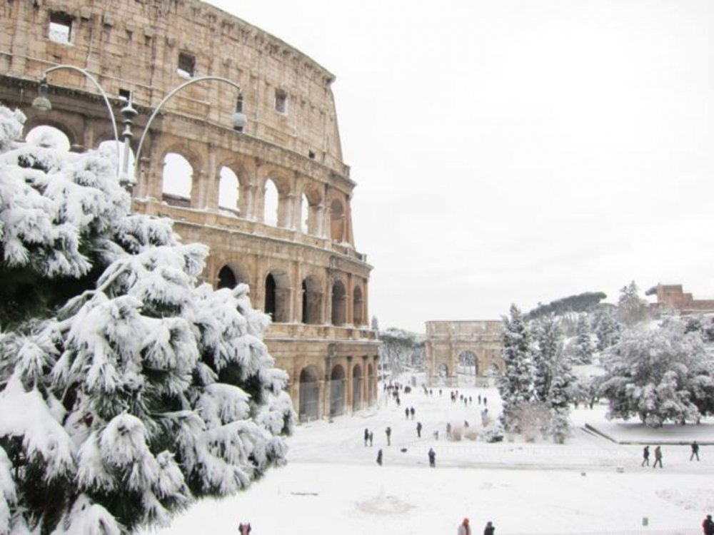Колизей в Риме зимой