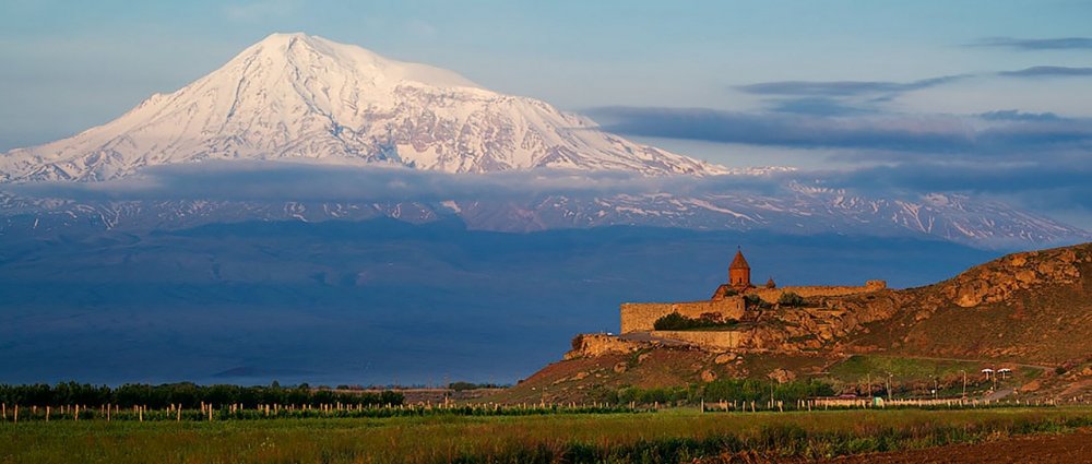 Армянская Церковь на фоне горы Арарат