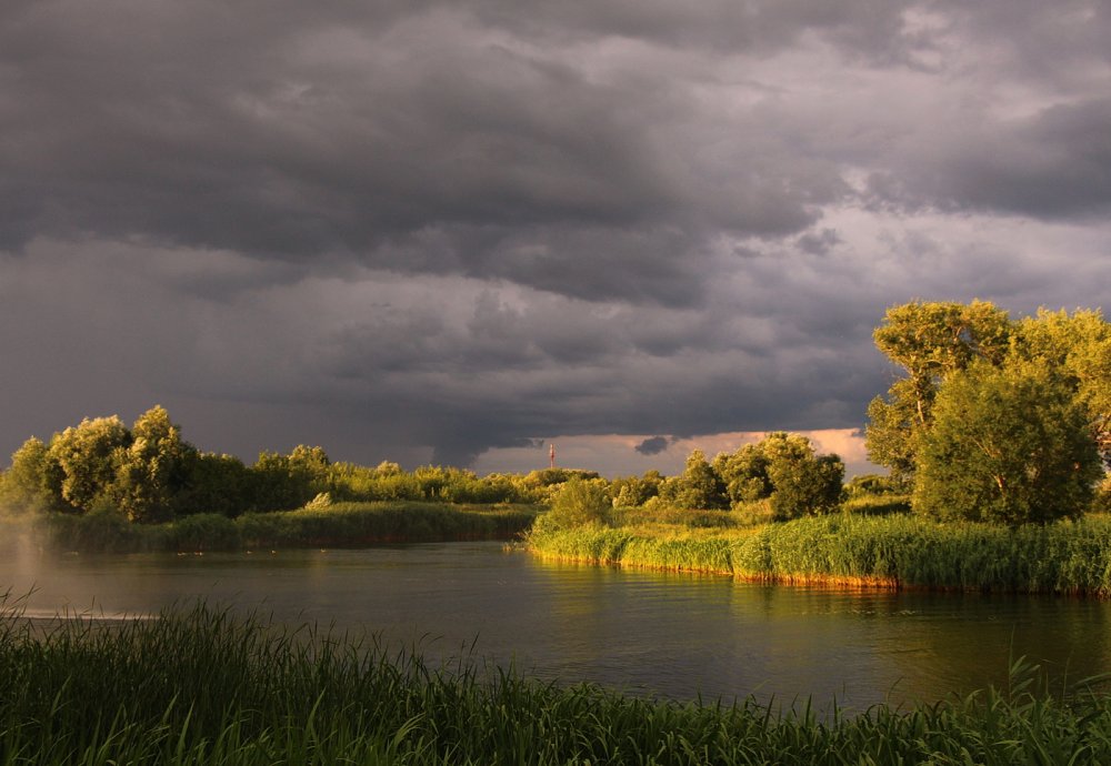 Перед грозой река Волга