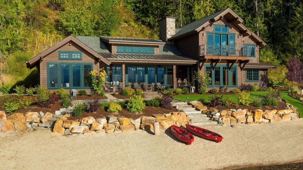 Бревенчатый дом у озера в США