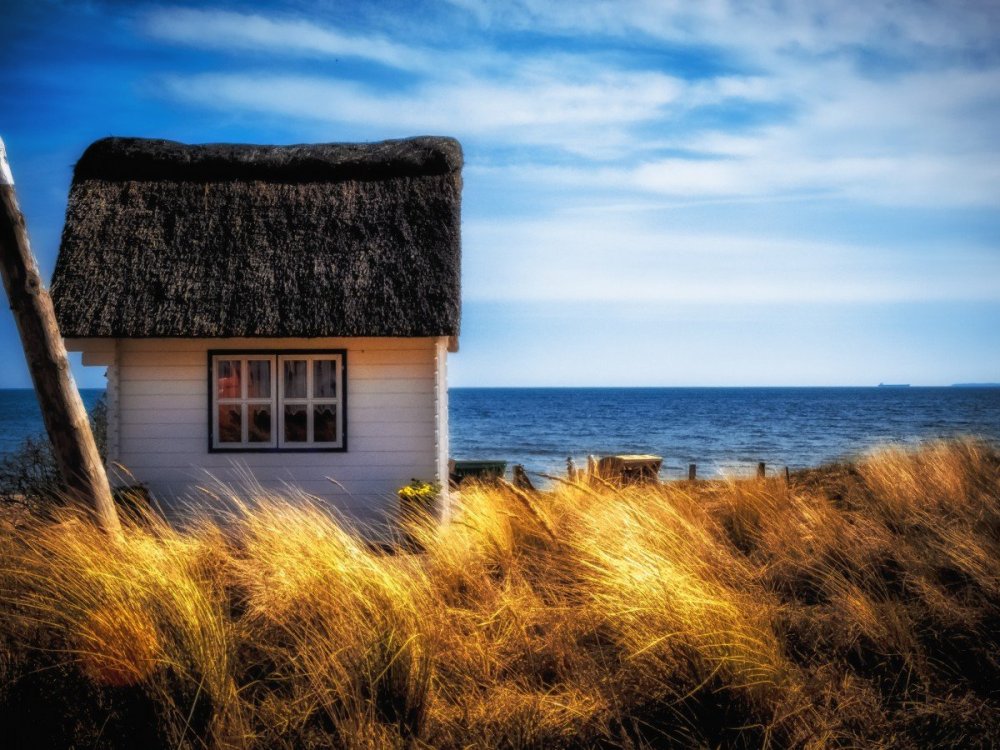 Одинокий домик у моря