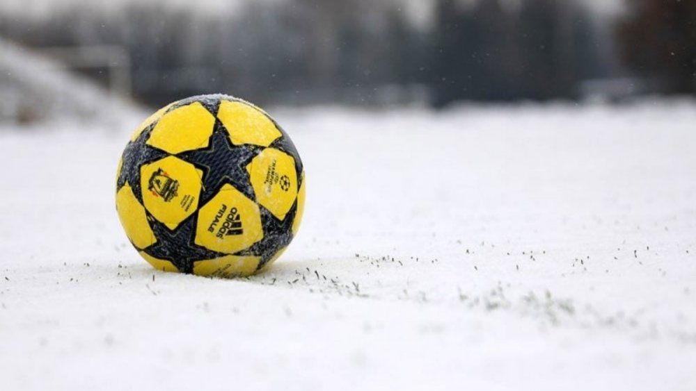 Снежное футбольное поле