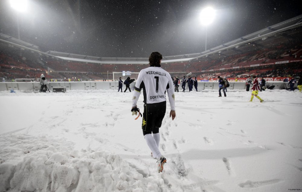 Футболист в снегу