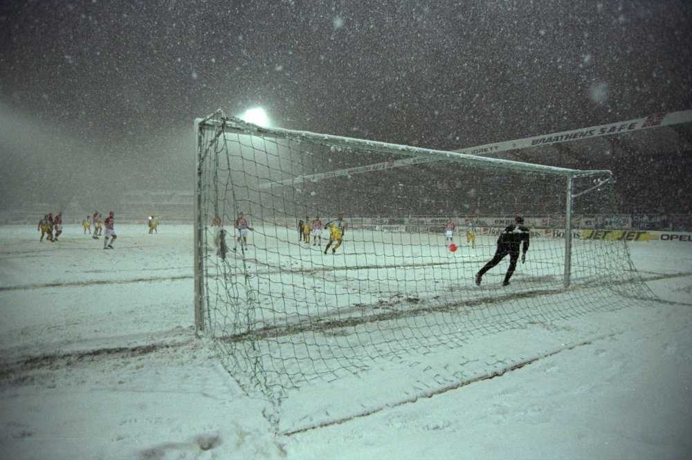 Футбол под снегом и дождем