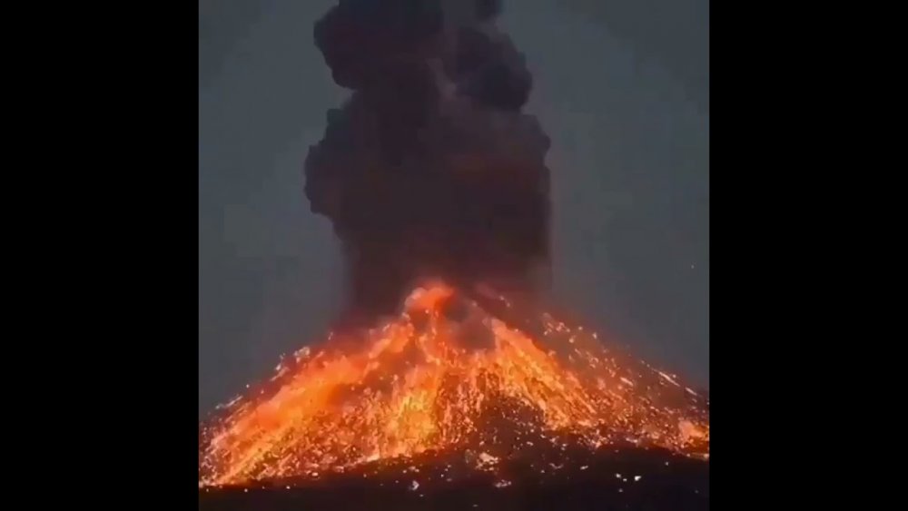 Вулкан Кракатау извержение 2020