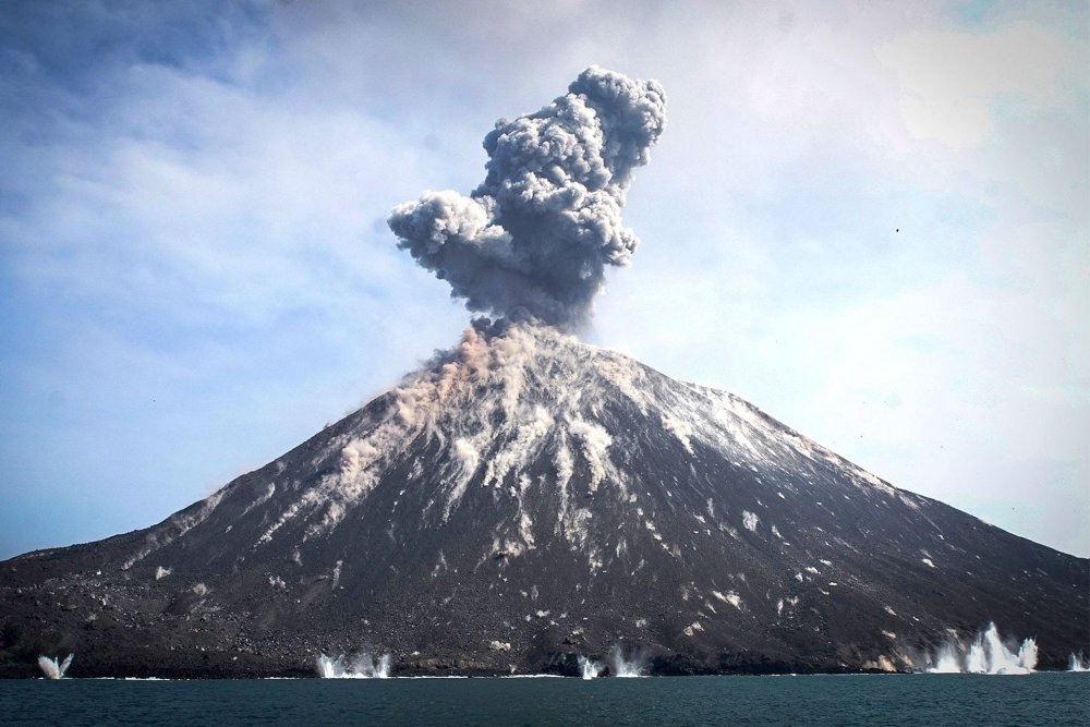 Вулкан анак Кракатау извержение 2020
