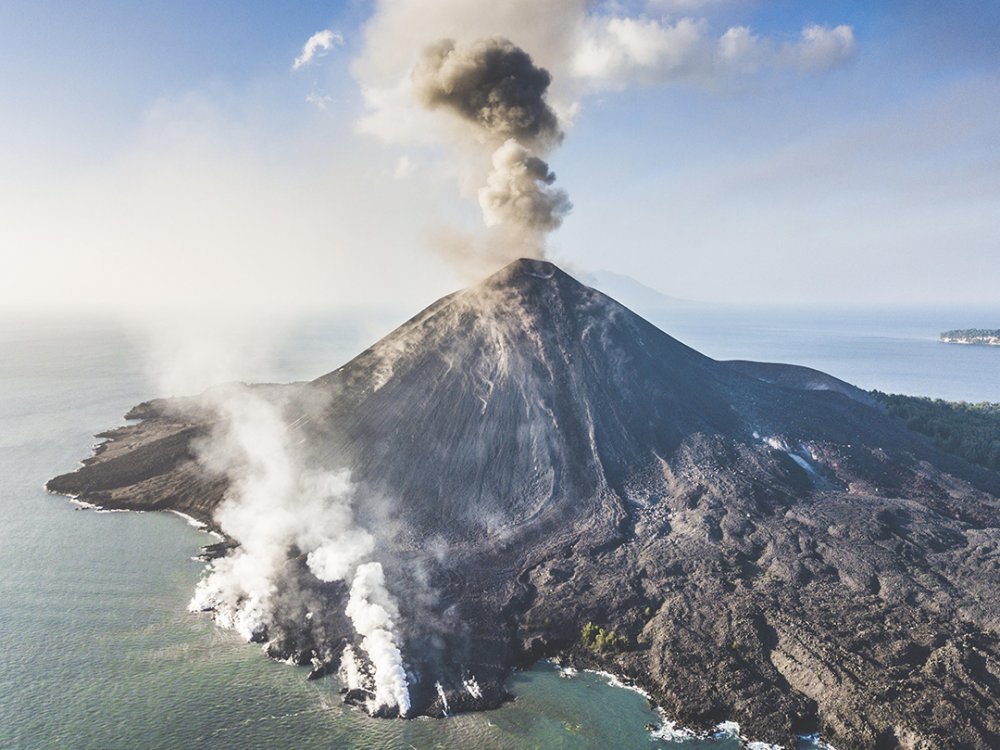 Вулкан Кракатау извержение 2020