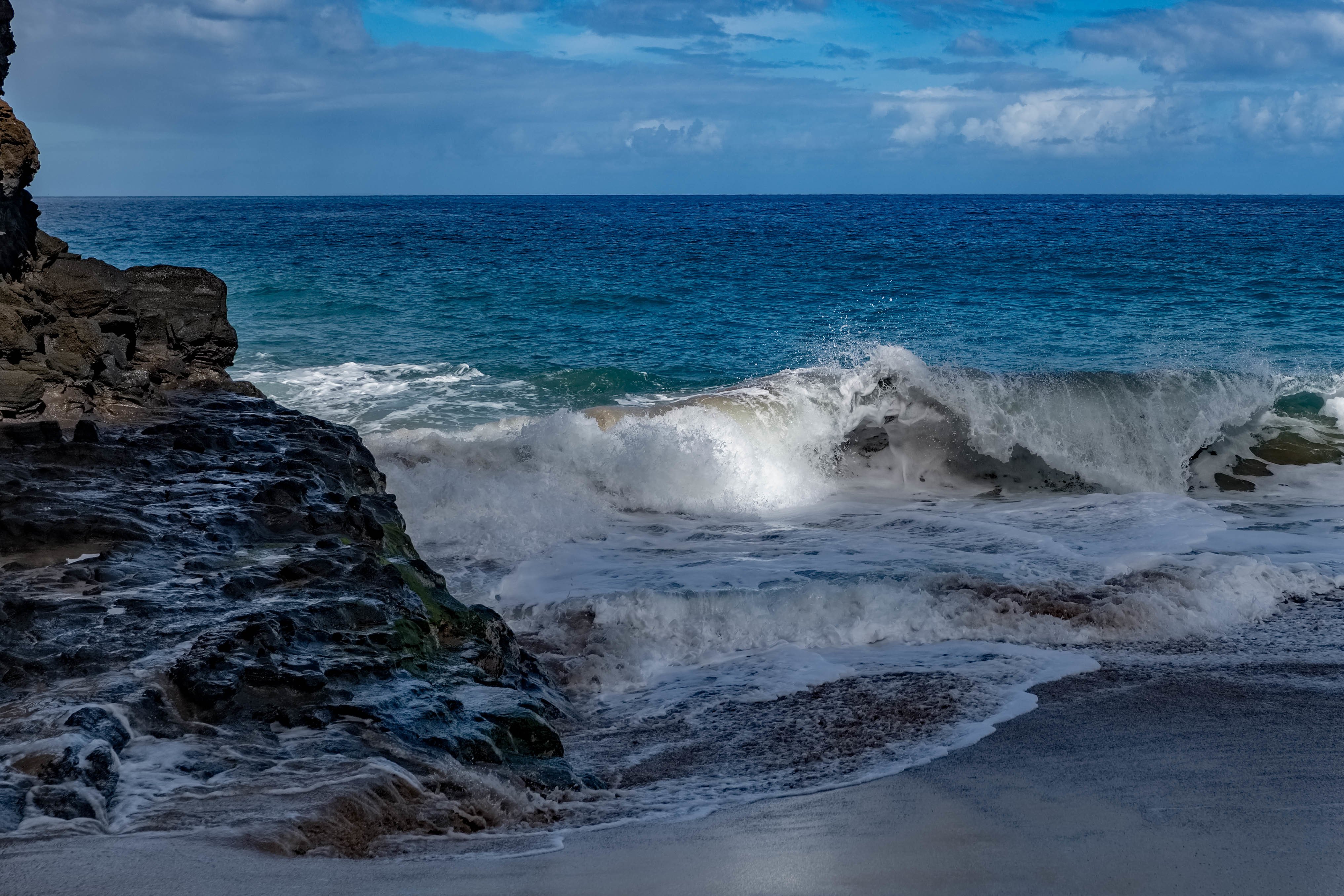 Natural wave. Бискайский залив шторм. Испания Бискайский залив. Сайпан Прибой. Ситжес волны морской Прибой.