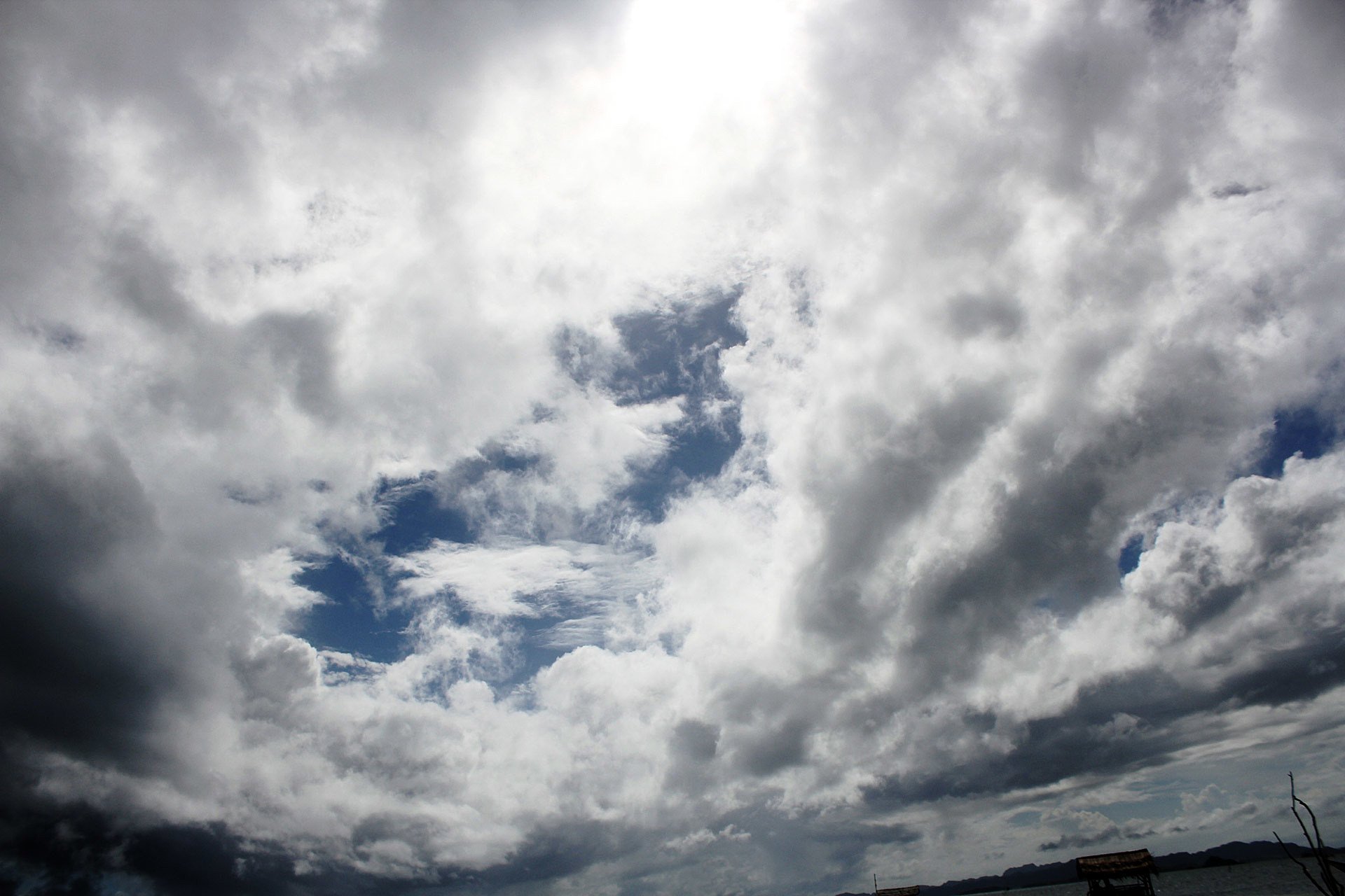 Среди серых облаков текст. Пасмурное небо. Пасмурные облака. Дождливое небо. Хмурое небо.