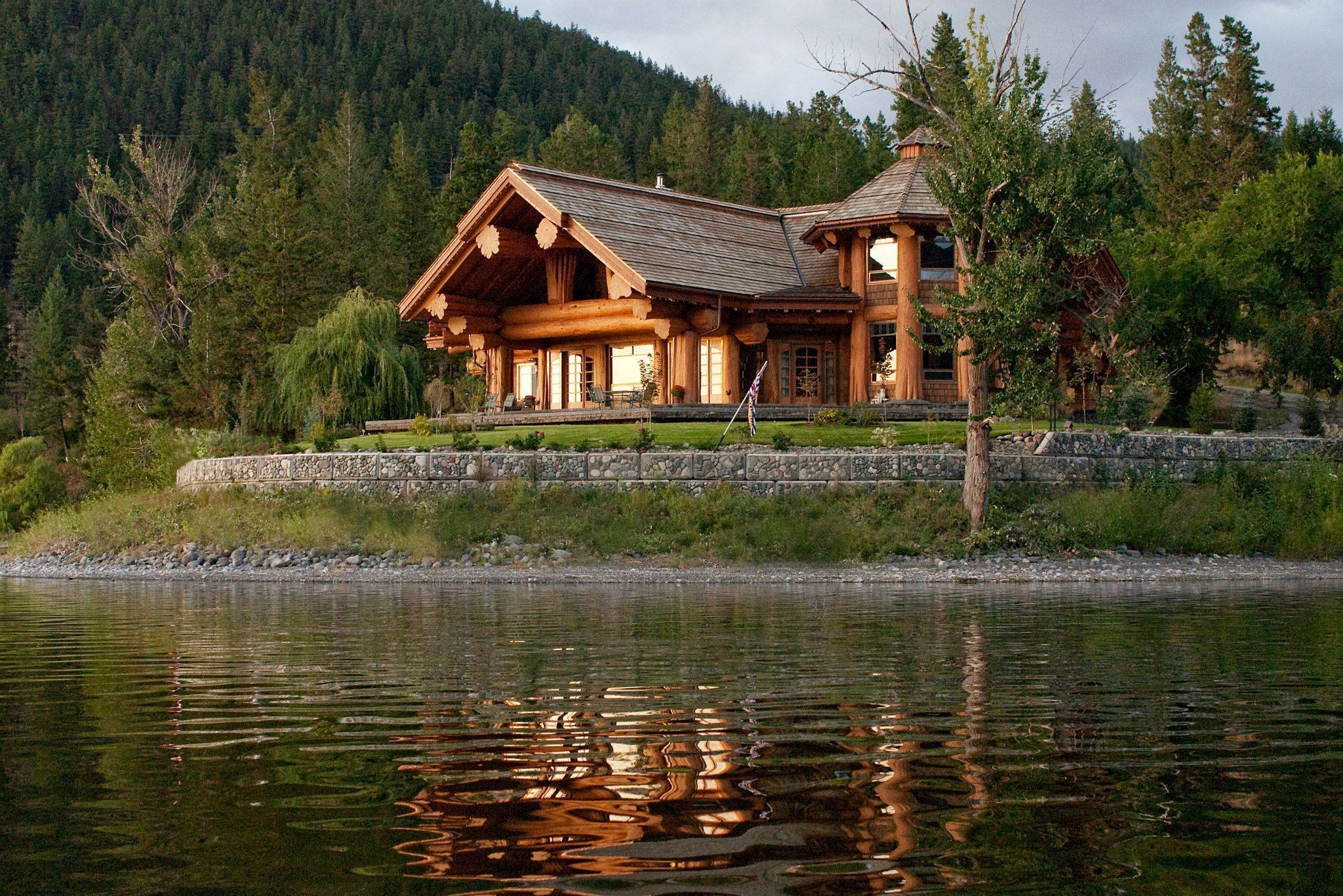 Сокровище из дома у реки. ЭКОДОМ штат Вашингтон (Пьюджет-саунд). Дом бревенчатый на берегу сибирской реки. Деревянный дом у озера. Деревянный дом в лесу у озера.