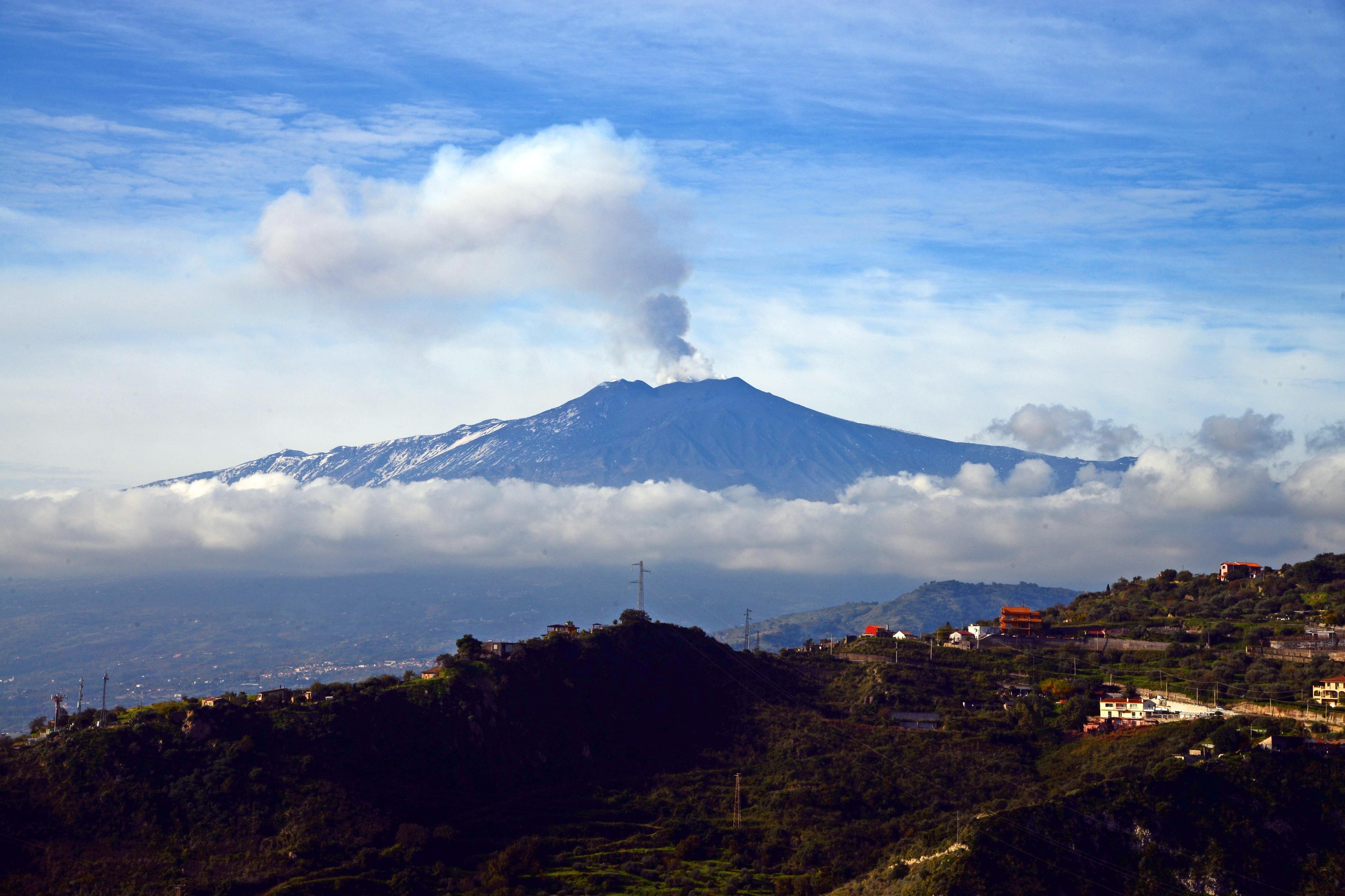 Вулкан Этна в Италии. Сицилия Италия вулкан Этна. Гора Этна Италия. Остров Сицилия вулкан Этна. Действующий вулкан на сицилии