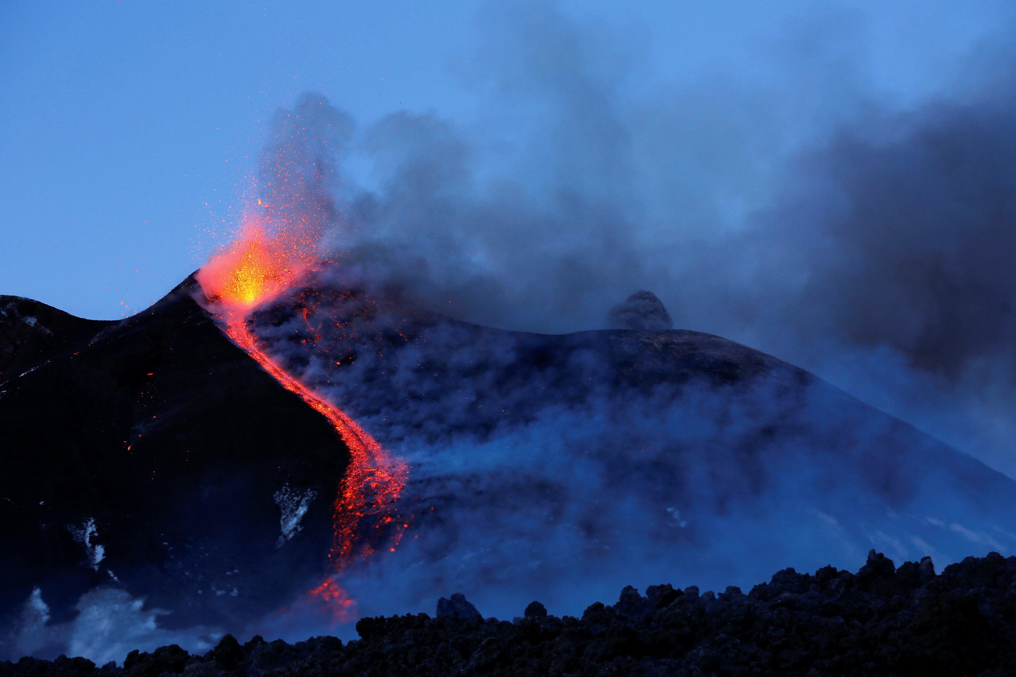 3 любых вулкана. Вулкан Этна. Извержение вулкана Этна. Лава вулкана Этна. Извержение вулкана Этна 2002.